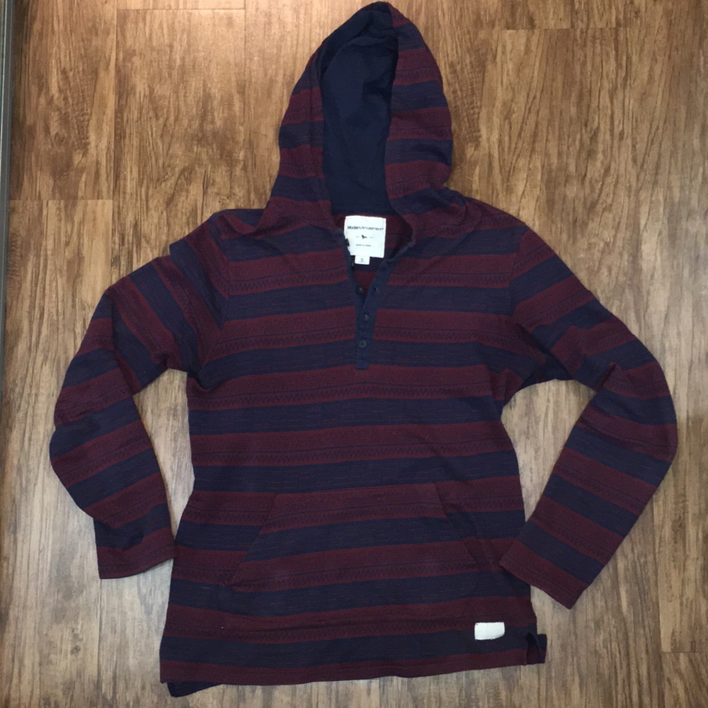 Men’s long sleeve hooded shirt